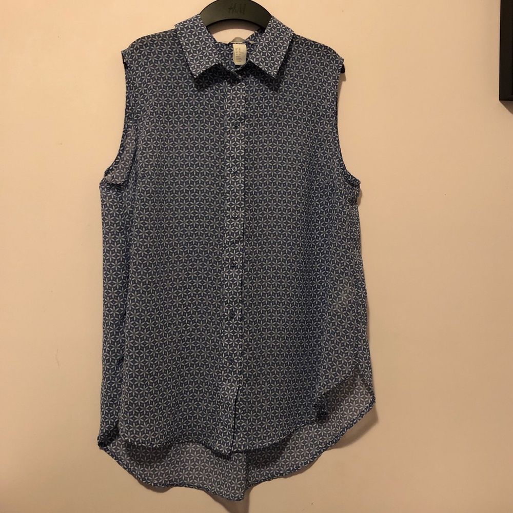 H&M Sleeveless Blue and White Flower Patterned Collared Blouse
